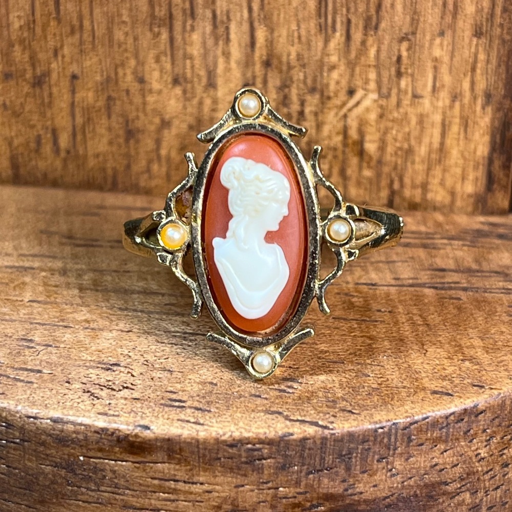 Avon Vtg Gold Tone Faux Pearl Carnelian Cameo Adjustable Ring Victorian
